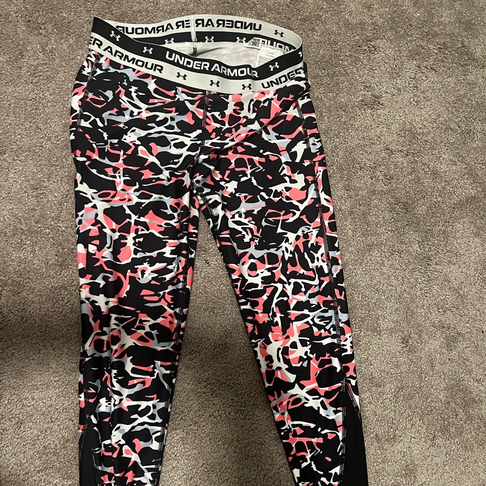 Women’s athletic yoga/workout Capri leggings.